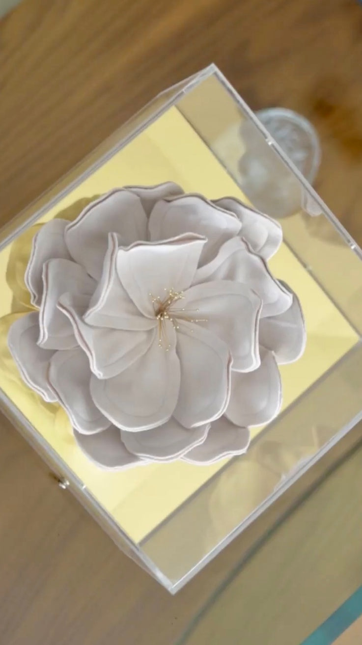 Caixa Decorativa Lótus — Base Dourada Off-White